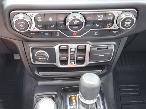 Used 2022 Jeep Wrangler Unlimited Sahara w/ Cold Weather Group AWD/4WD image 12