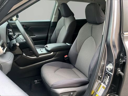 Used 2023 Toyota Highlander L FWD image 8
