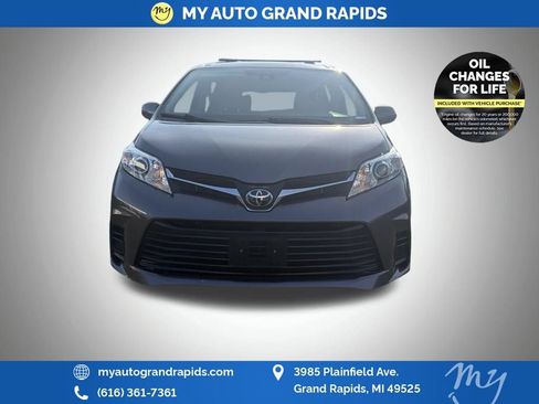 Used 2020 Toyota Sienna LE w/ Carpet Mat Package FWD image 2