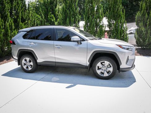 Used 2025 Toyota RAV4 XLE w/ Convenience Package FWD image 11