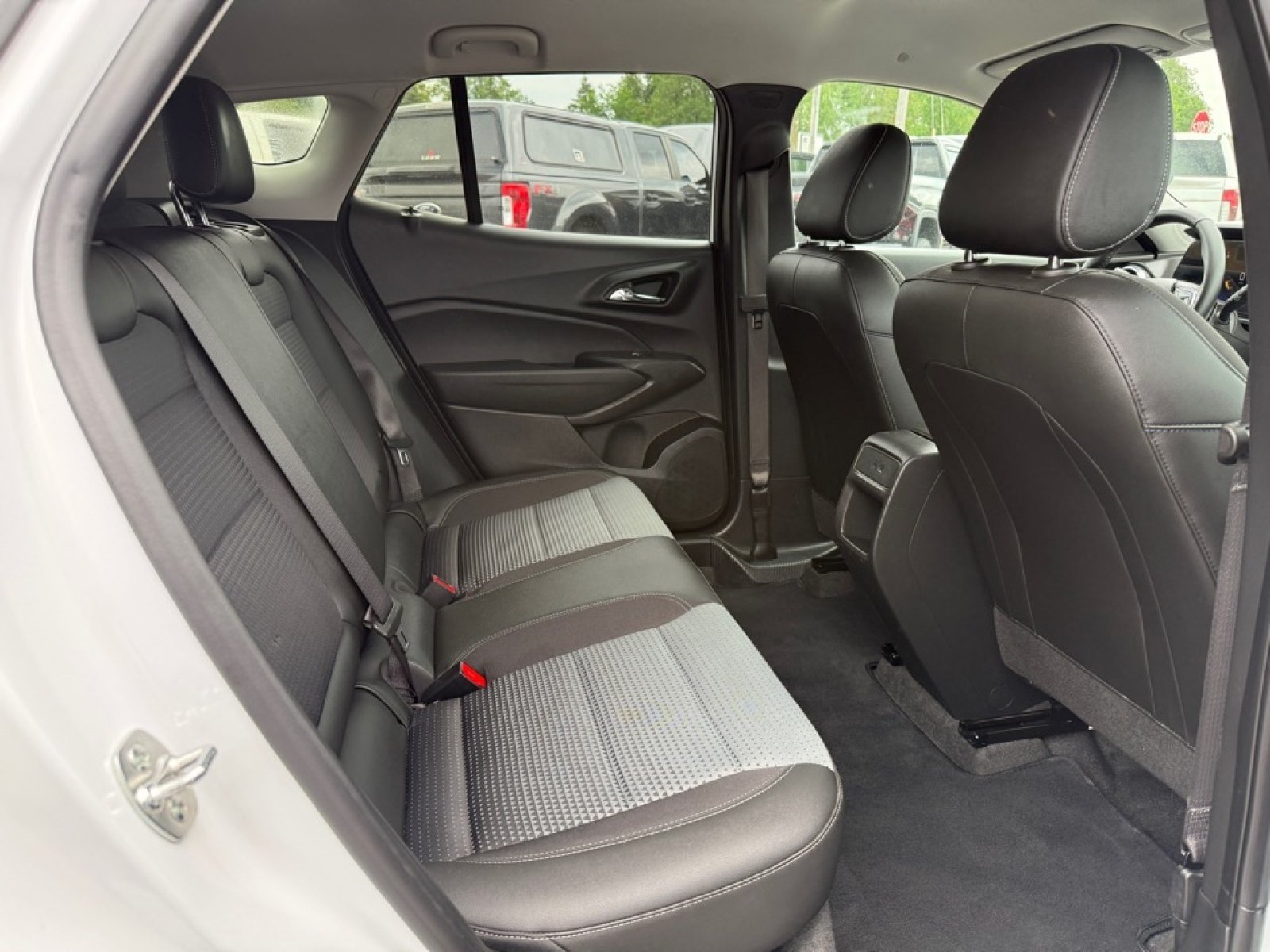 Used 2025 Chevrolet Trax LT w/ LT Convenience Package FWD image 24