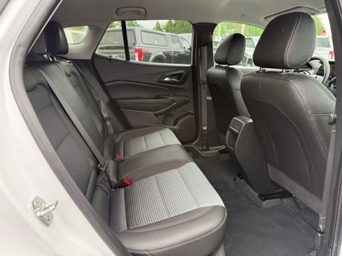 Used 2025 Chevrolet Trax LT w/ LT Convenience Package FWD image 24