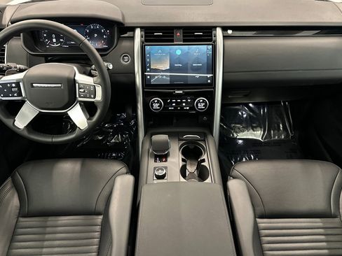 Used 2025 Land Rover Discovery S image 27