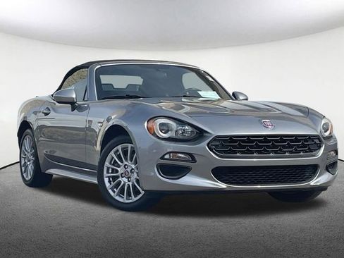 Used 2017 FIAT 124 Spider Classica RWD image 2