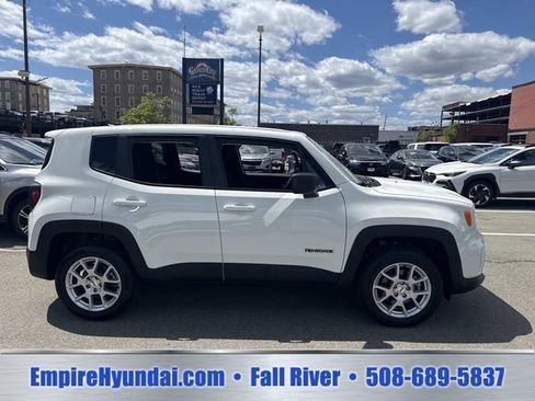 Used 2023 Jeep Renegade Latitude AWD/4WD image 3
