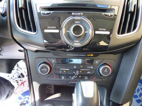 Used 2018 Ford Focus Titanium w/ Titanium Technology Package FWD image 35
