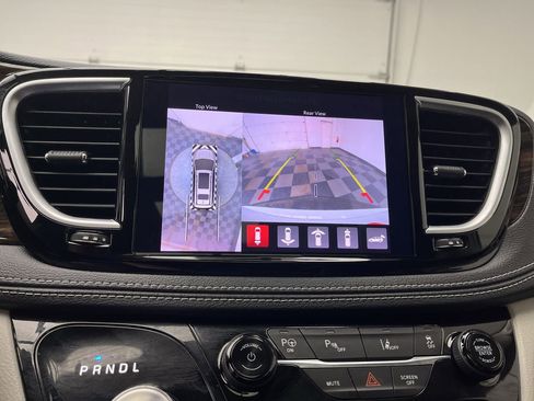 Used 2022 Chrysler Pacifica Limited w/ Uconnect Theater Family Group image 6