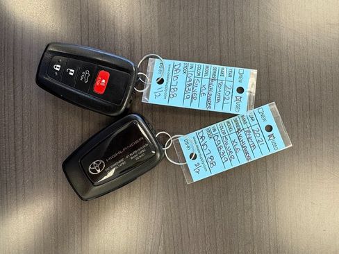 Used 2021 Toyota Highlander XLE AWD/4WD image 63