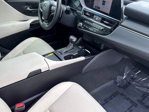 Used 2025 Lexus ES 300h w/ Premium Package FWD image 31