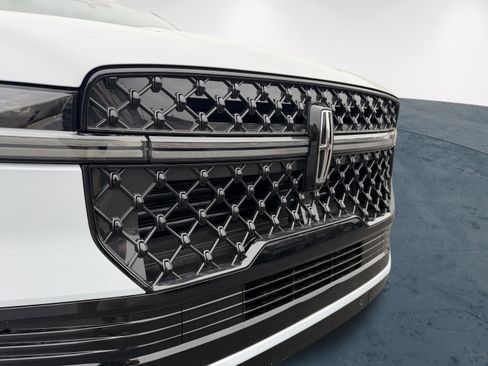 New 2026 Lincoln Navigator Reserve AWD/4WD image 9