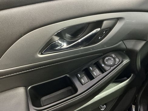 Used 2023 Chevrolet Traverse LT image 16