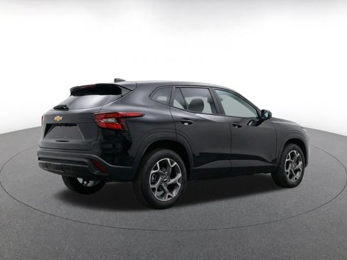 Used 2025 Chevrolet Trax LT FWD image 9