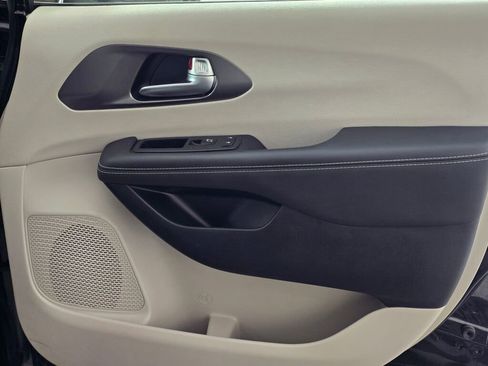 Used 2024 Chrysler Pacifica Touring-L image 42