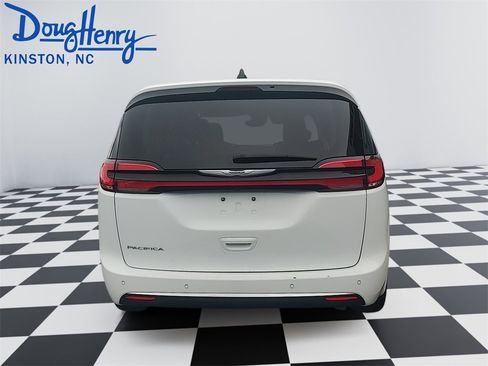 Used 2024 Chrysler Pacifica Touring-L image 4