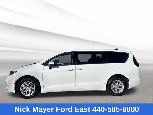 Used 2023 Chrysler Pacifica Touring-L FWD image 4