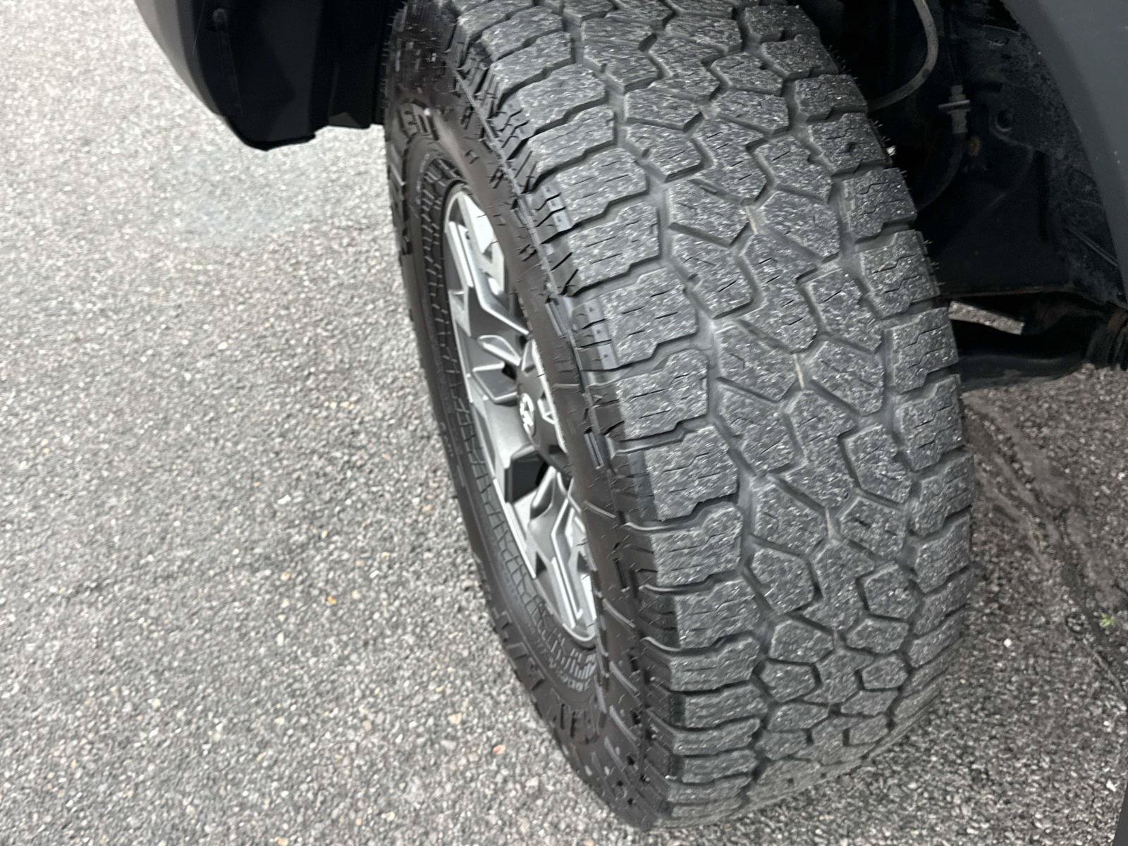 Used 2019 Toyota Tacoma TRD Off-Road w/ Technology Package AWD/4WD image 9