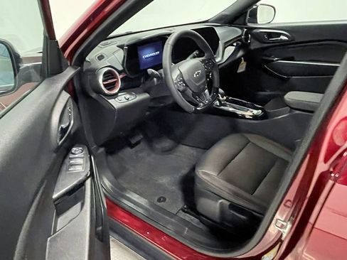 Used 2024 Chevrolet Trax RS FWD image 18