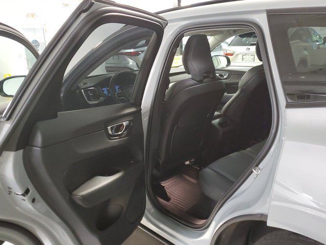 Used 2025 Volvo XC60 B5 Plus w/ Protection Package Premier AWD/4WD image 24