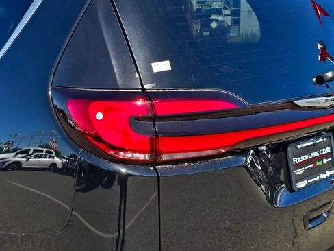 New 2026 Chrysler Pacifica Pinnacle image 33