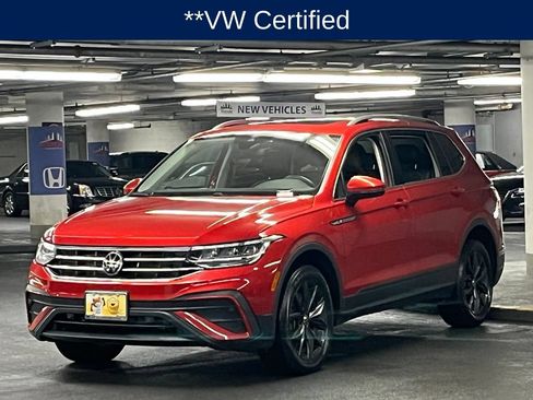 Certified 2024 Volkswagen Tiguan SE w/ Panoramic Sunroof Package AWD/4WD image 3