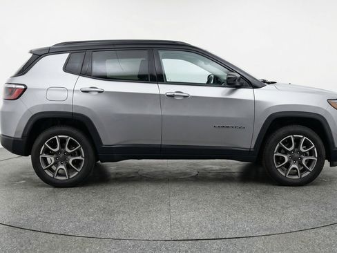Used 2025 Jeep Compass Trailhawk w/ Trailer Tow Group AWD/4WD image 11