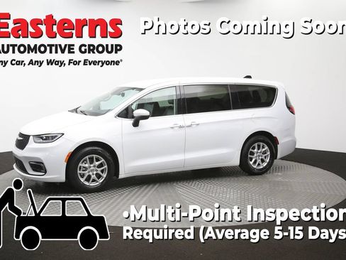 Used 2023 Chrysler Pacifica Touring-L FWD image 59