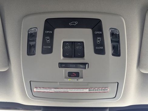 Used 2021 Toyota Sienna XLE w/ XLE Plus Package FWD image 24