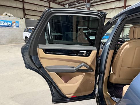 Used 2019 Porsche Cayenne AWD/4WD image 15