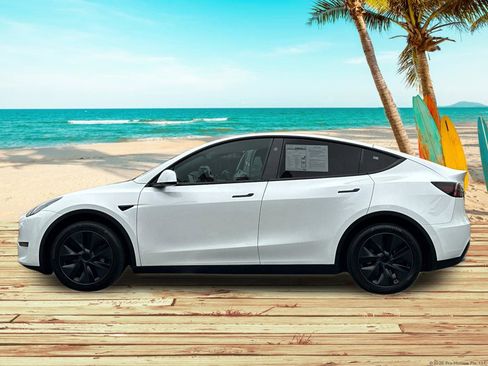 Used 2024 Tesla Model Y Long Range image 3
