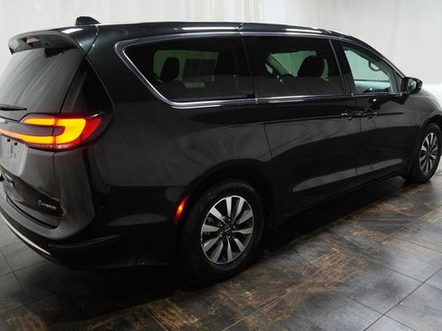 Used 2022 Chrysler Pacifica Touring-L w/ Uconnect Theater Family Group image 4