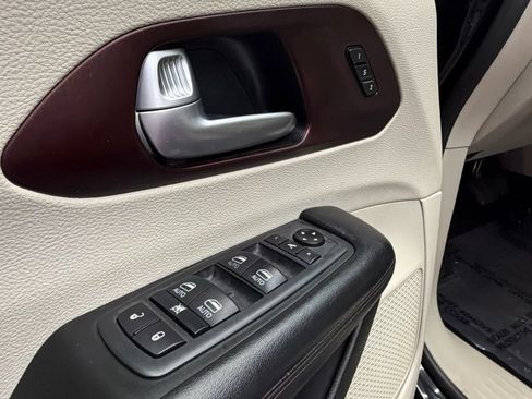 Used 2020 Chrysler Pacifica Limited FWD image 10