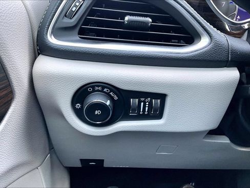 Used 2023 Chrysler Pacifica Limited w/ Uconnect Theater Family Group AWD/4WD image 16