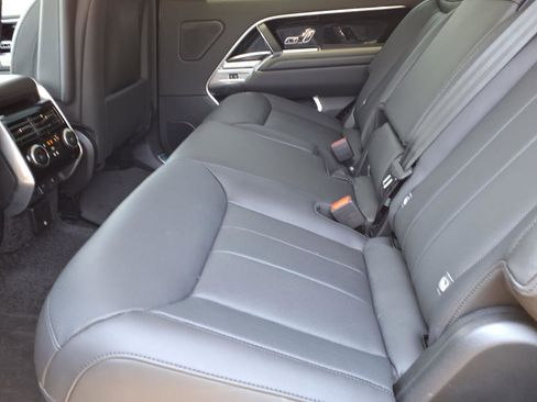 New 2025 Land Rover Range Rover Long Wheelbase SE image 5