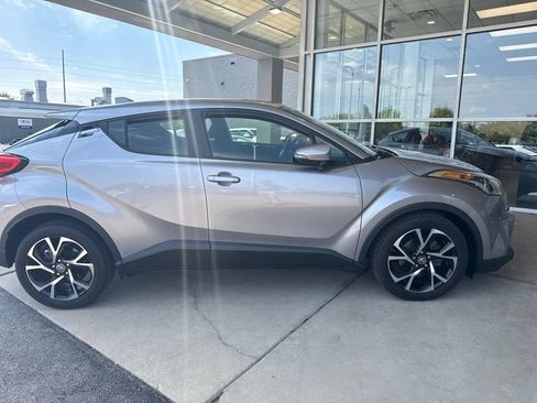 Used 2019 Toyota C-HR XLE FWD image 2