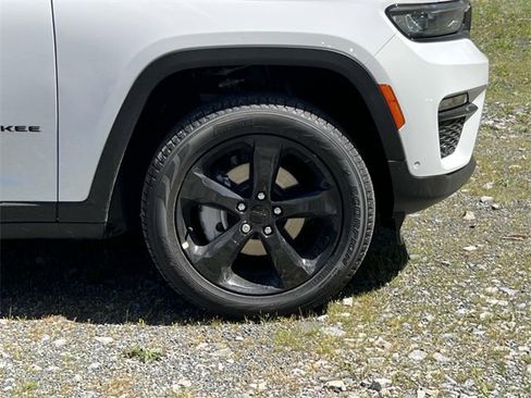 New 2025 Jeep Grand Cherokee Limited w/ Luxury Tech Group II image 8