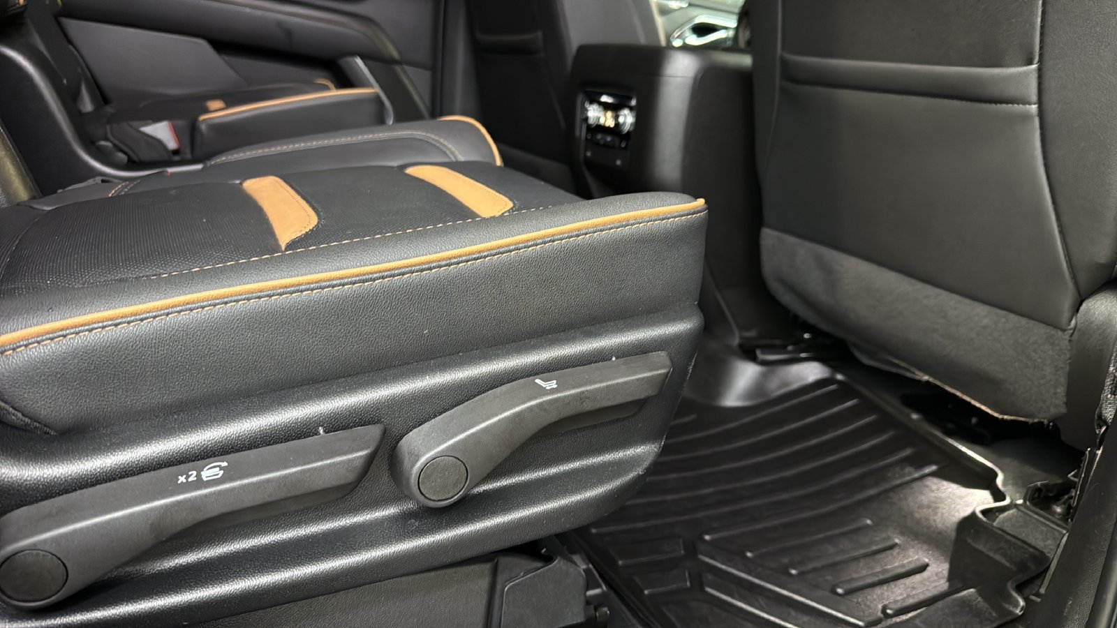 Used 2023 GMC Yukon AT4 w/ Technology Package AWD/4WD image 26