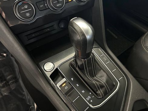 Used 2021 Volkswagen Tiguan SE w/ Panoramic Sunroof Package FWD image 9