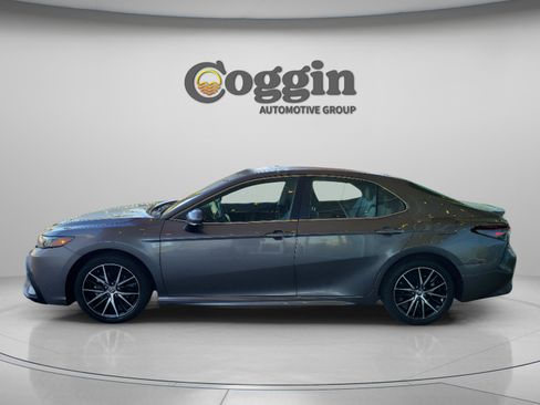 Used 2023 Toyota Camry SE FWD image 3