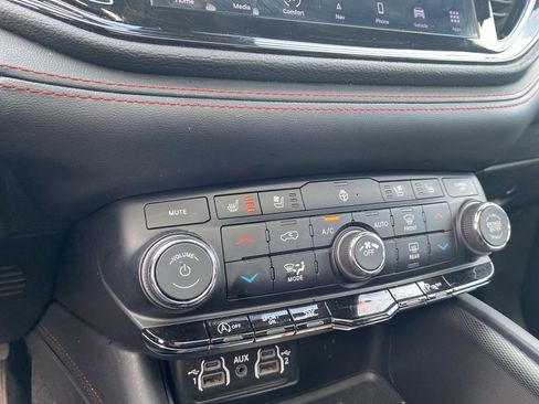 Used 2024 Dodge Durango GT image 13