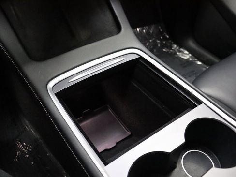 Used 2022 Tesla Model Y Long Range image 37