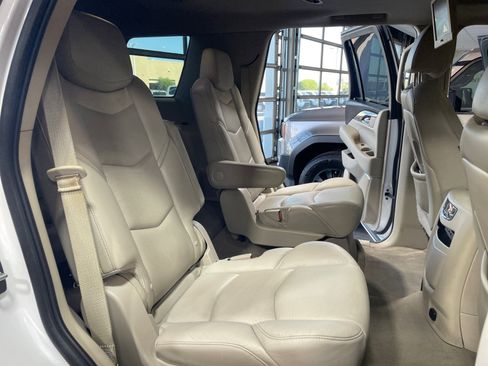 Used 2020 Cadillac Escalade Luxury w/ LPO, Radiant Package AWD/4WD image 18