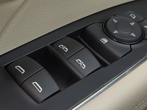 Used 2023 Buick Envision Avenir AWD/4WD image 17
