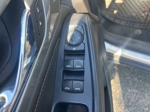 Used 2021 Chevrolet Traverse LT FWD image 9
