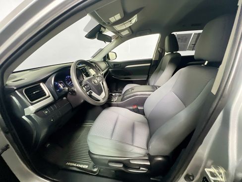 Used 2019 Toyota Highlander LE AWD/4WD image 14