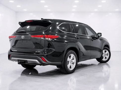 Used 2021 Toyota Highlander LE AWD/4WD image 5
