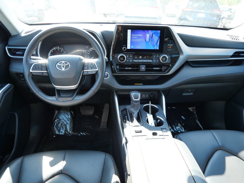 Used 2024 Toyota Highlander XLE AWD/4WD image 13