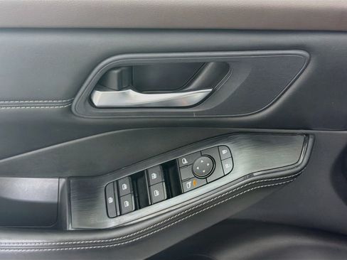Used 2023 Nissan Rogue SV w/ SV Premium B Package FWD image 15