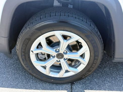 Used 2025 Jeep Compass Latitude AWD/4WD image 11