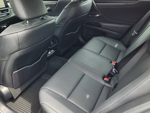 Used 2023 Lexus ES 250 w/ Accessory Package (Z2) AWD/4WD image 15