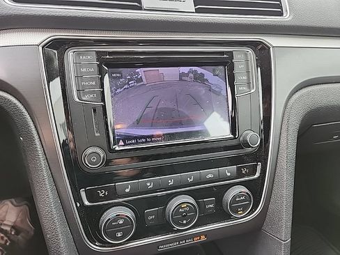 Used 2018 Volkswagen Passat 2.0T R-Line FWD image 19